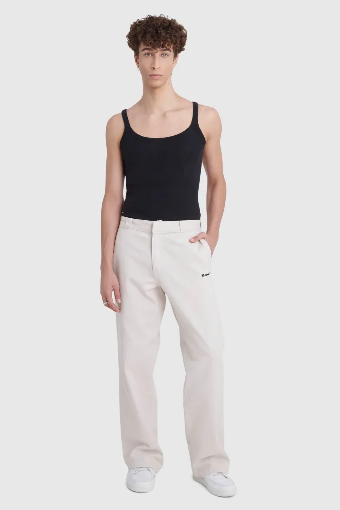 Calça branca e camiseta preta 