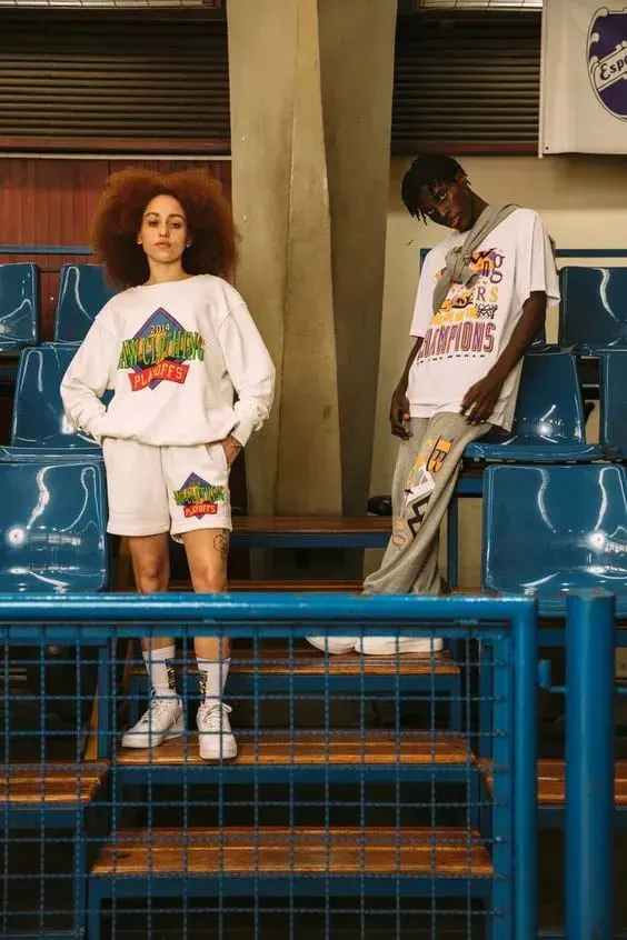 dois modelos usando streetwear em uma arquibancada