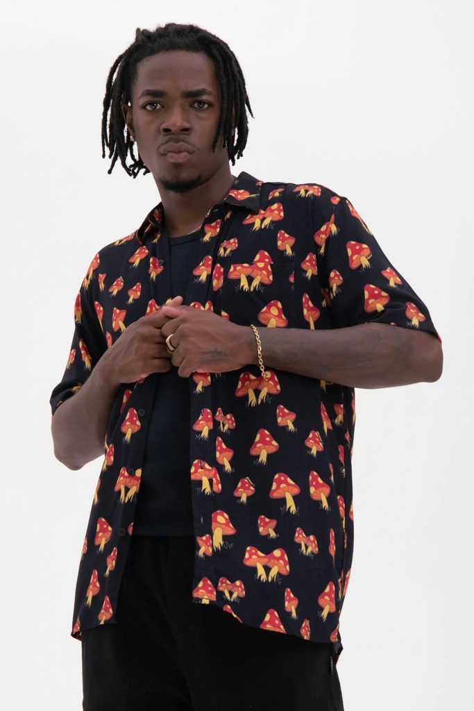 Modelo com camisa preta estampada aberta