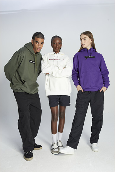 Modelo vestindo hoodies estilosas em fundo neutro