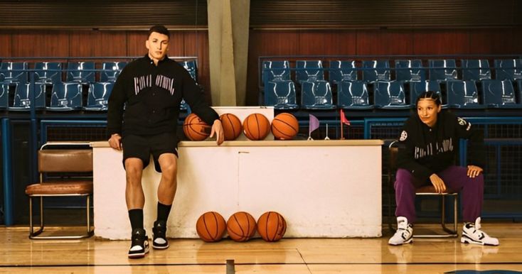 Atletas de basquete posando em quadra com bolas