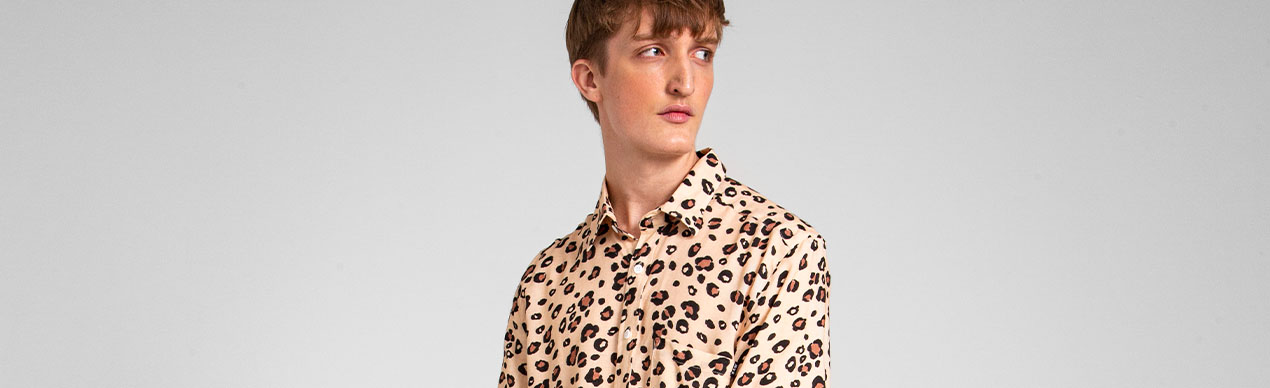Modelo masculino usando camisa de estampa de onça