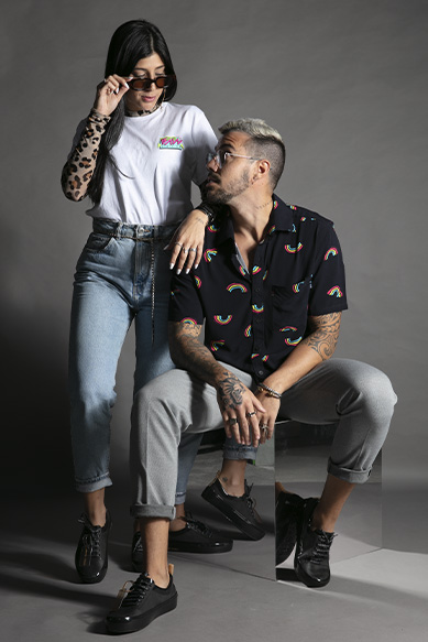 Casal fashion posando com estilo retrô modernizado