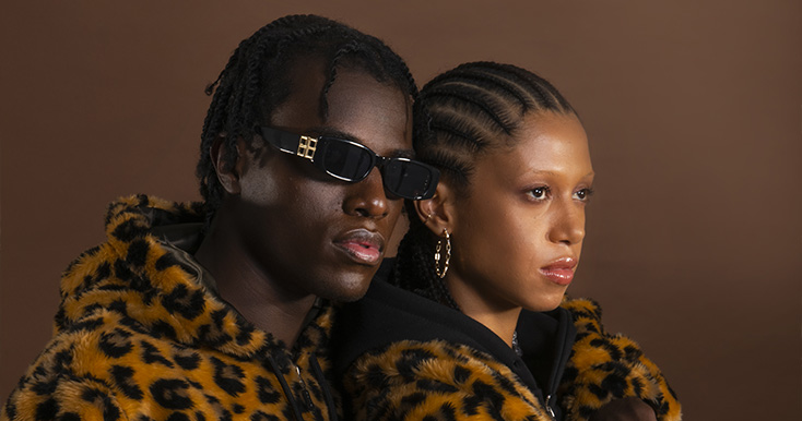 Casal posando com jaquetas de pele de onça
