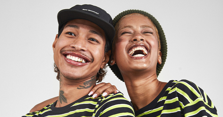Casal sorrindo com camiseta listrada
