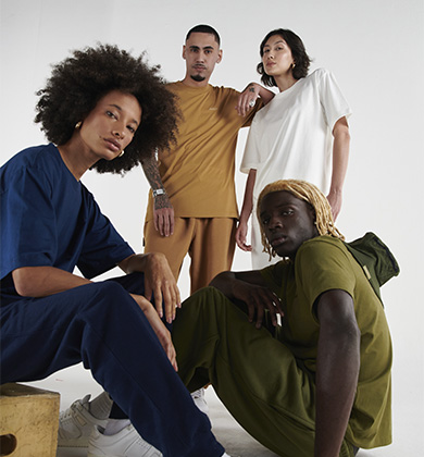 Grupo de pessoas usando roupas casuais modernas.