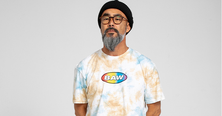 Homem com camiseta tie-dye e óculos