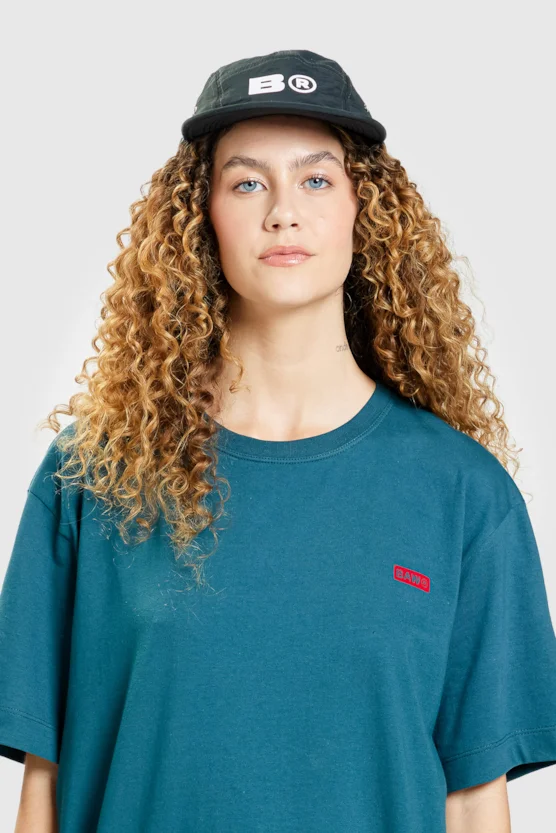 modelo com camisa azul