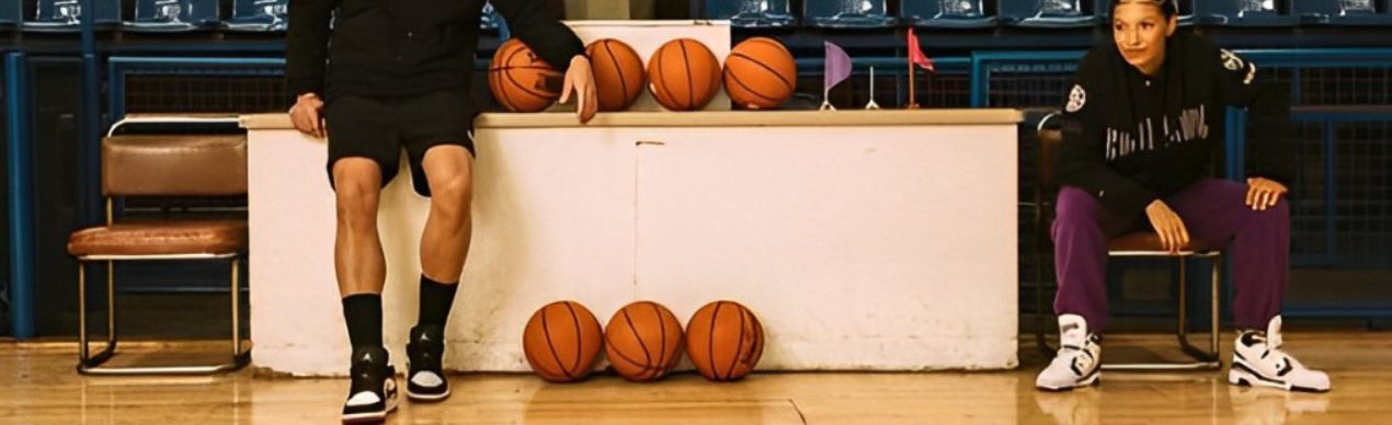 Atletas de basquete posando em quadra com bolas
