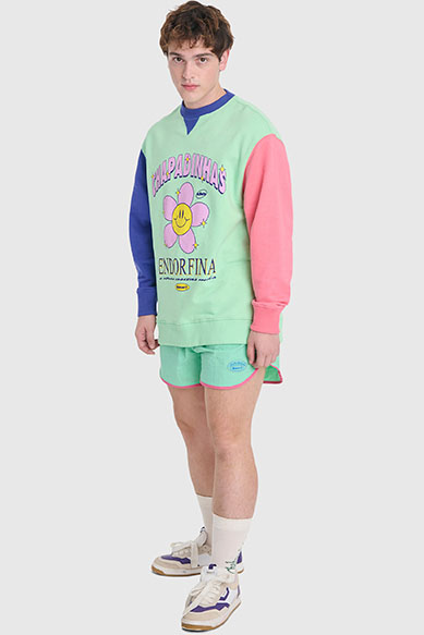 Jovem usando moletom e shorts coloridos.