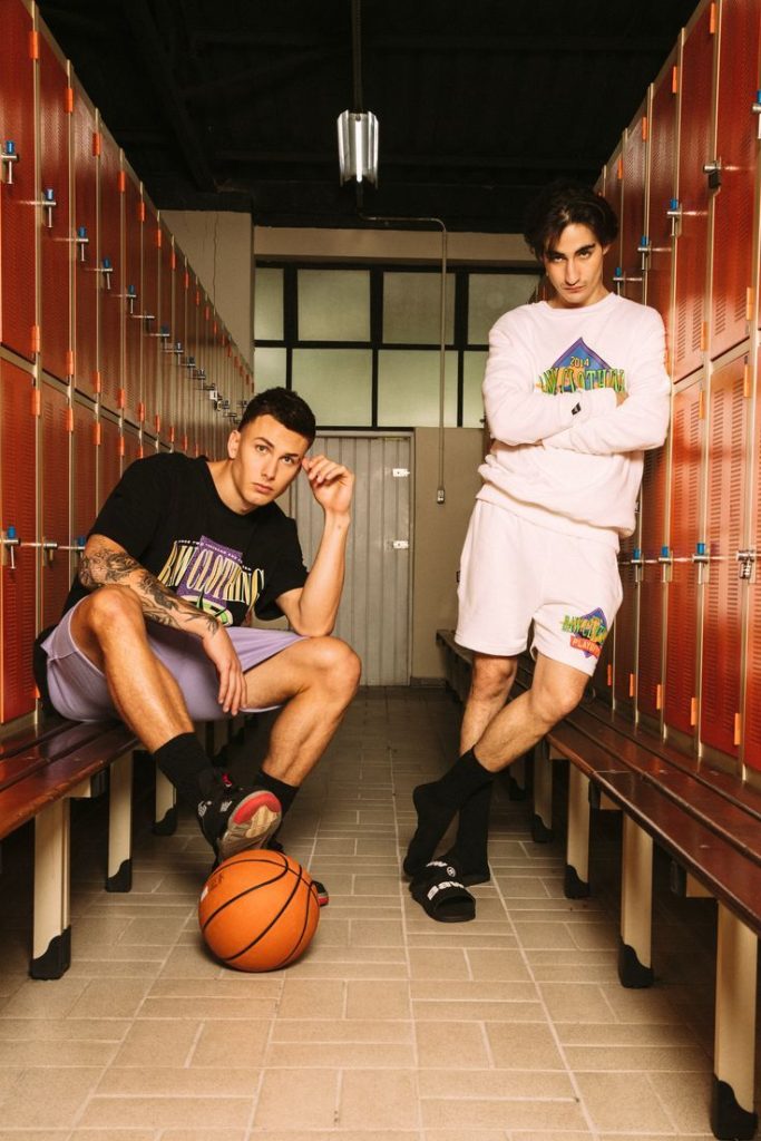 Dois jovens em vestiário de basquete com bola