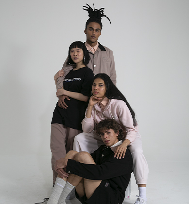 Grupo diversificado de jovens posando para a câmera