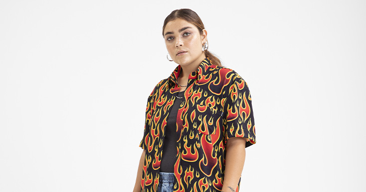 Modelo com camisa de chamas em fundo neutro