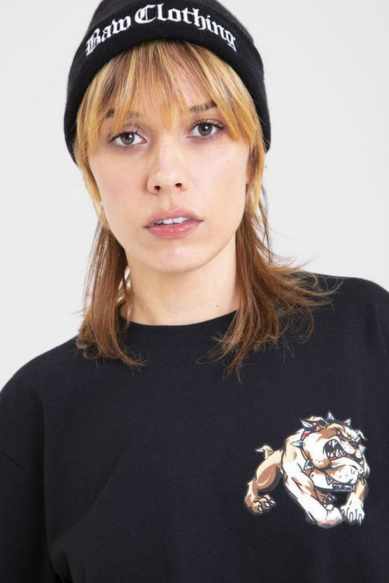 Modelo usando camiseta preta com estampa de bulldog.