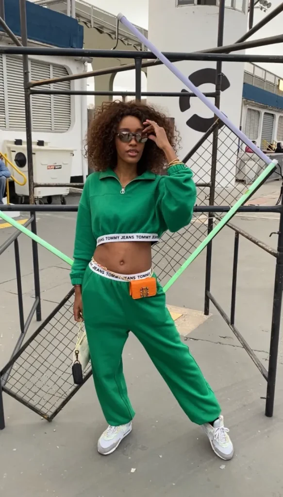Modelo vestindo conjunto verde da Tommy Jeans