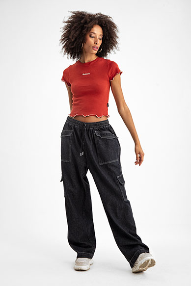 Modelo feminina com camiseta e calça larga estilosa
