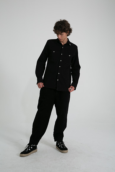 Modelo masculino em traje preto casual