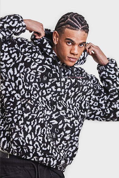 Jovem modelo usando moletom estampado de onça