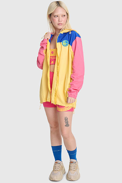 Modelo usando roupas coloridas e modernas