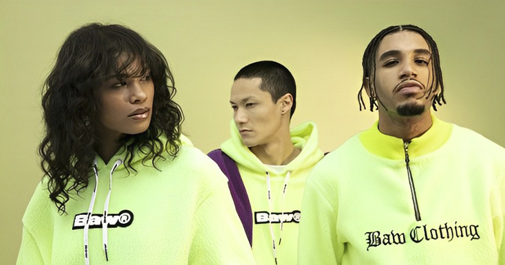 Modelos usando roupas da Baw Clothing em fundo verde