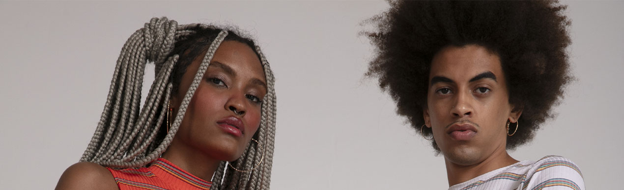 Modelo masculino e feminino com cabelo estilizado