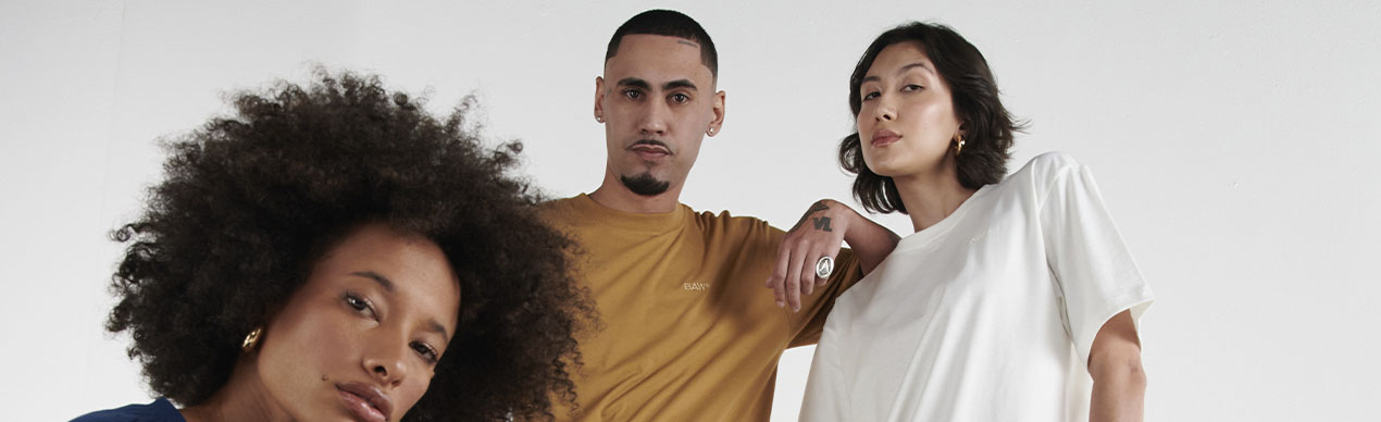 Grupo de pessoas usando roupas casuais modernas.