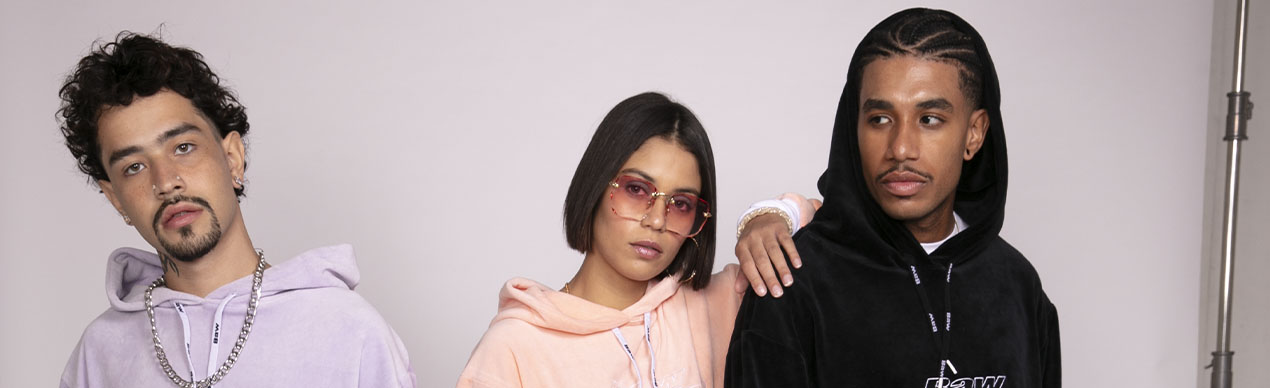 Três modelos com roupas casuais em estúdio