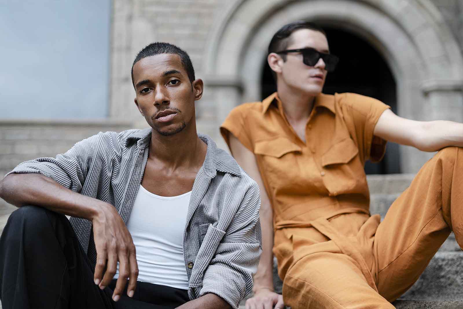 Modelos em roupas estilosas ao ar livre