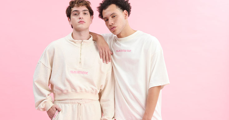 Dois jovens modelos vestindo roupas estilosas