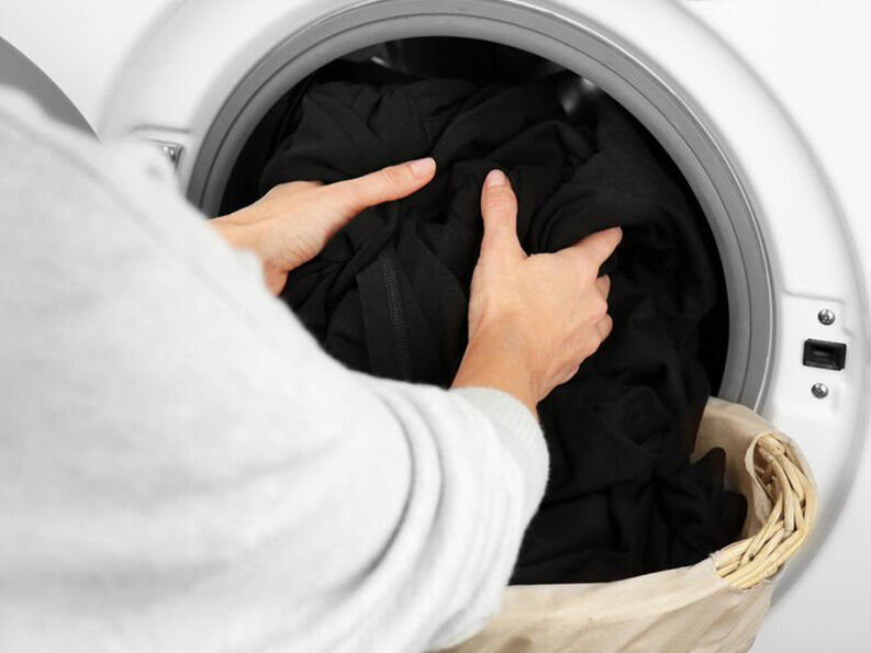 colocando roupa preta para lavar
