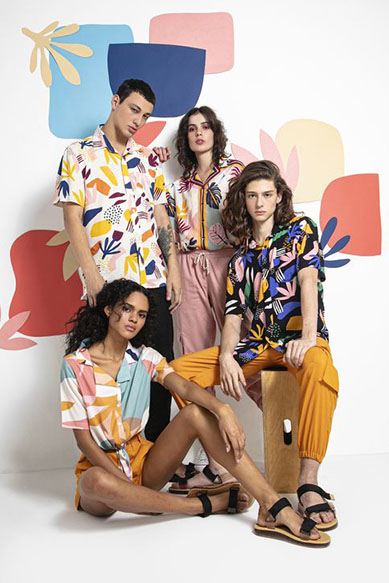 Modelos vestindo roupas florais e coloridas