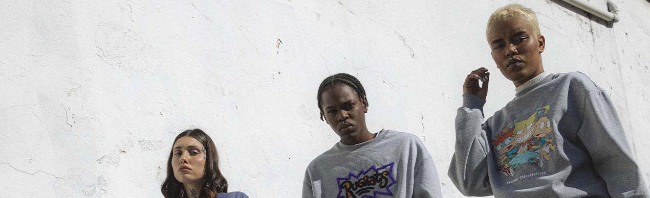 Jovens usando roupas urbanas modernas em mural branco