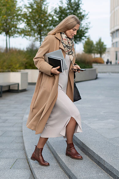 Mulher elegante caminhando em traje de outono